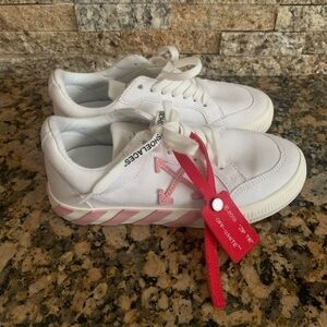 Kids' Vulcanized Low Top Sneaker
OFF-WHITE